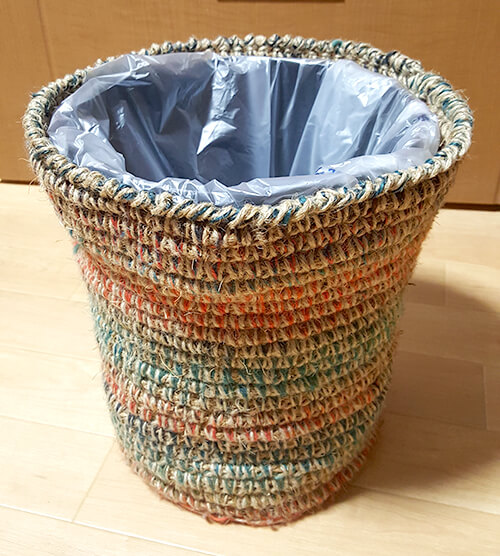 編みくるみのゴミ箱カバー